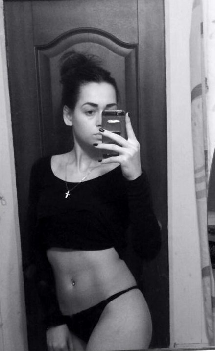 Симпатичная брюнетка пригласит в гости для секса мужчину из Симпатичная брюнетка пригласит в гости для секса мужчину из